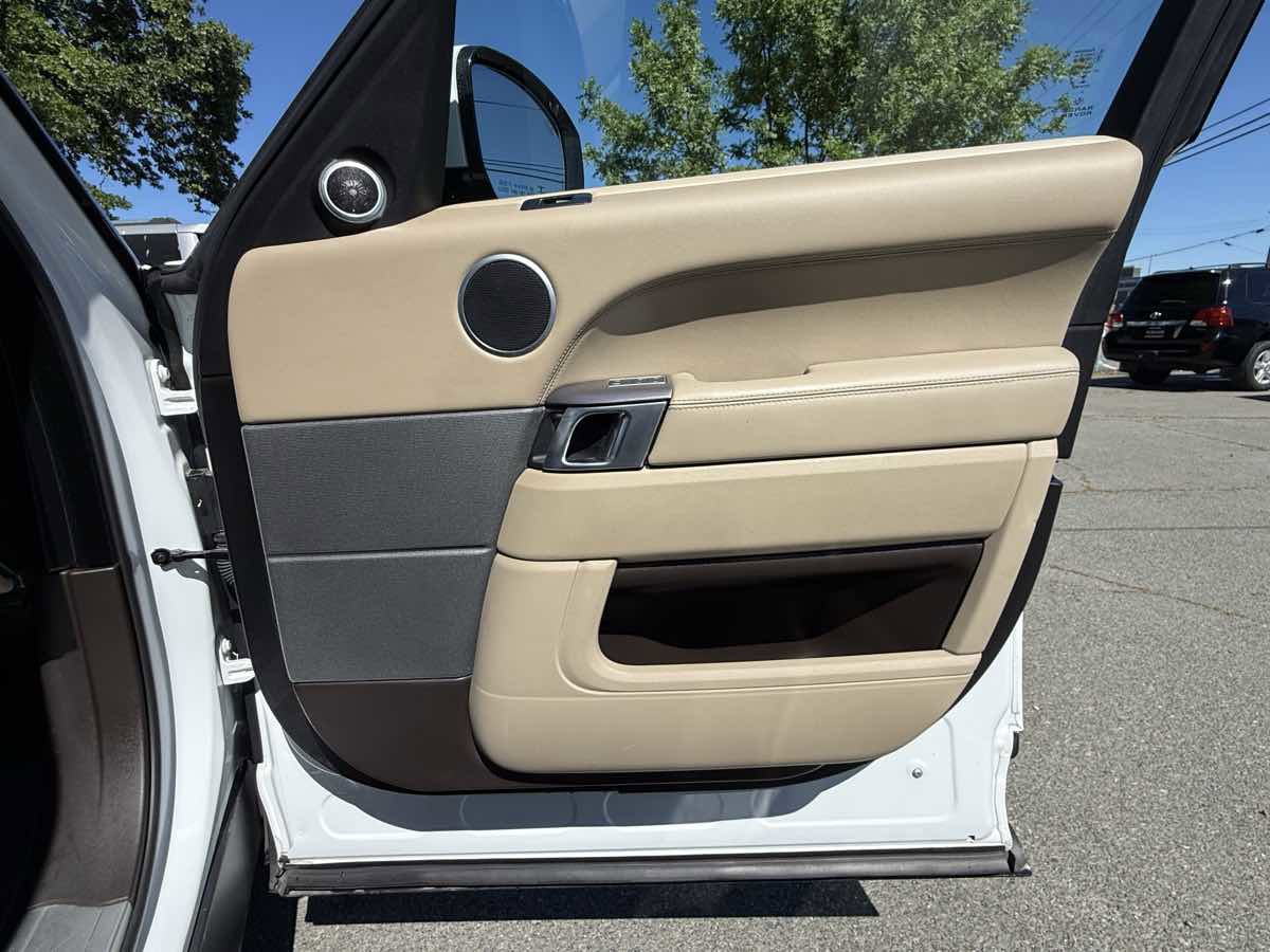 Used 2015 Land Rover Range Rover Sport HSE image 36