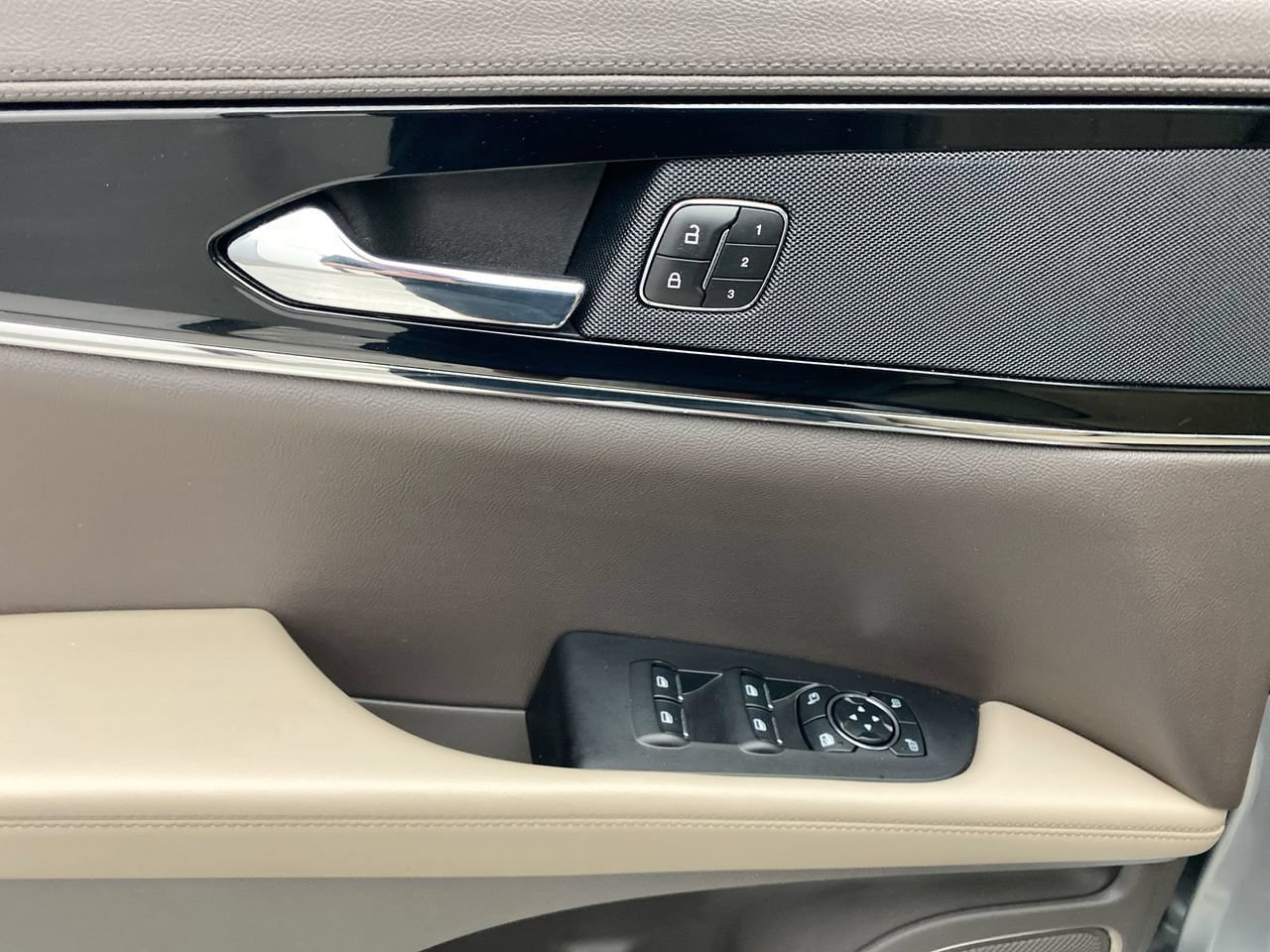 Used 2023 Lincoln Nautilus Reserve AWD/4WD image 12