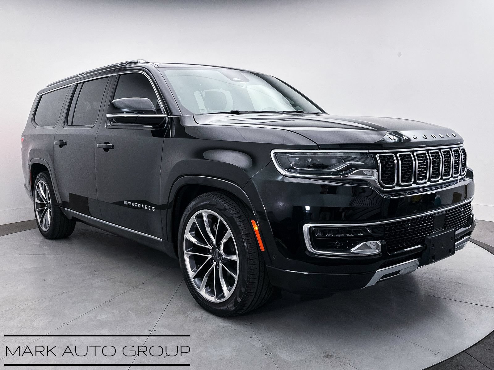 Used 2023 Jeep Wagoneer L Series III w/ Premium Group I AWD/4WD image 13