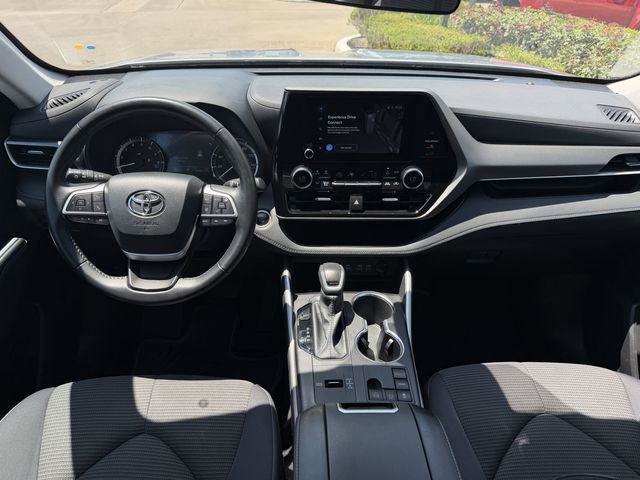 Certified 2025 Toyota Highlander LE FWD image 9