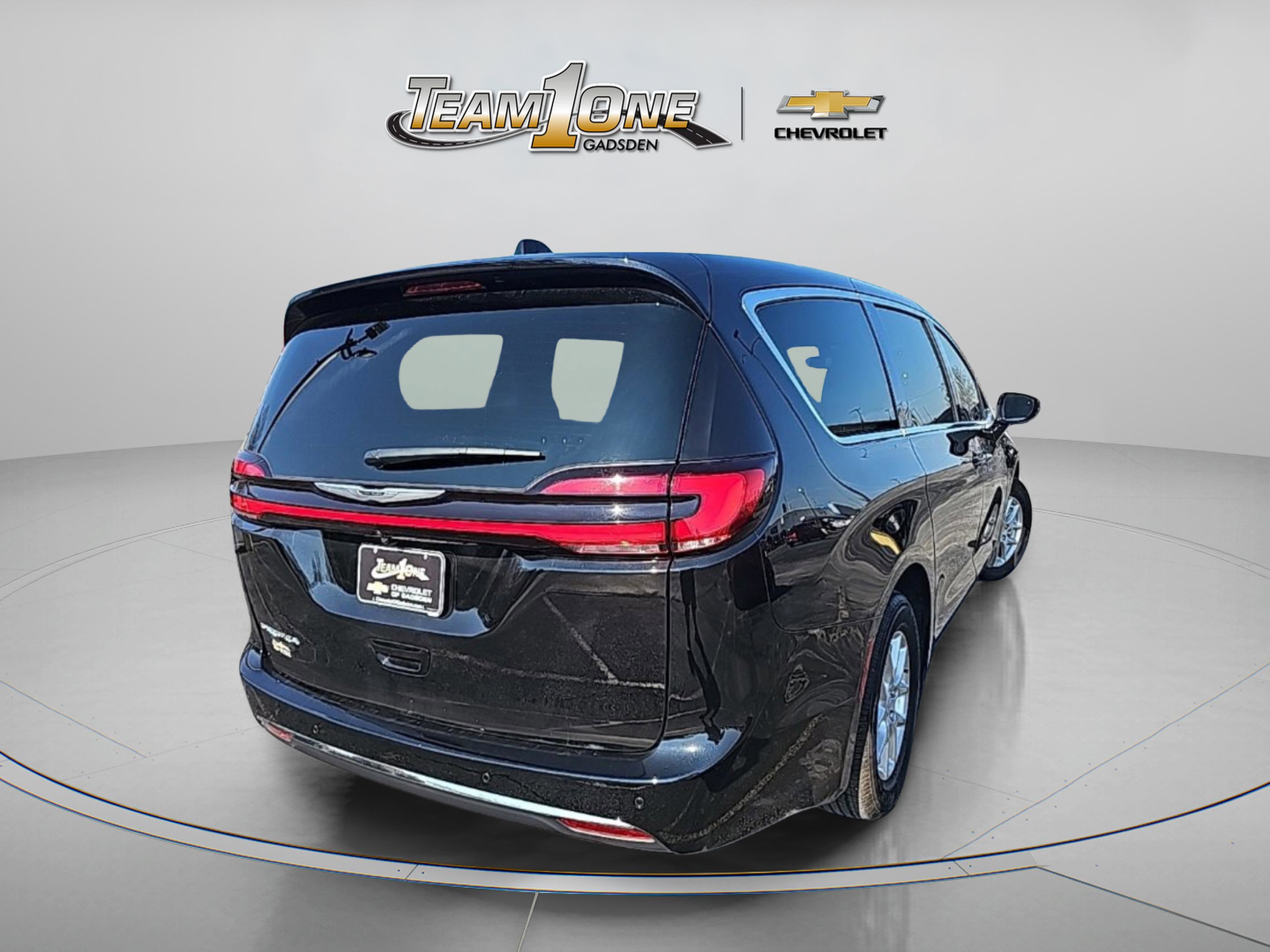 Used 2026 Chrysler Pacifica Select image 8