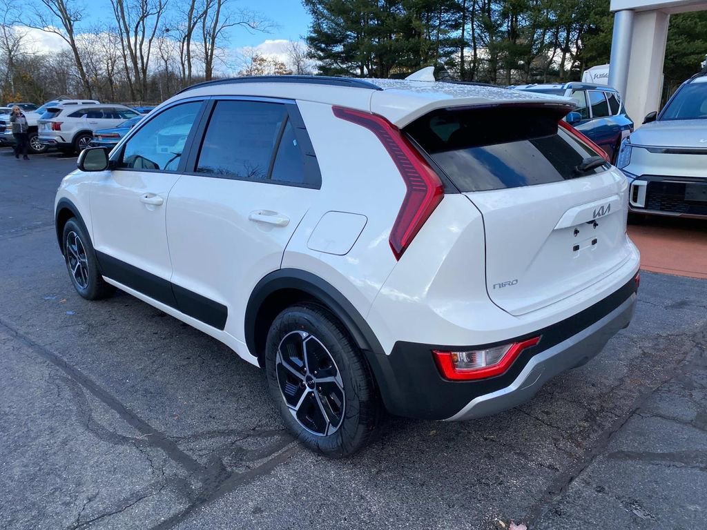 New 2025 Kia Niro LX image 3