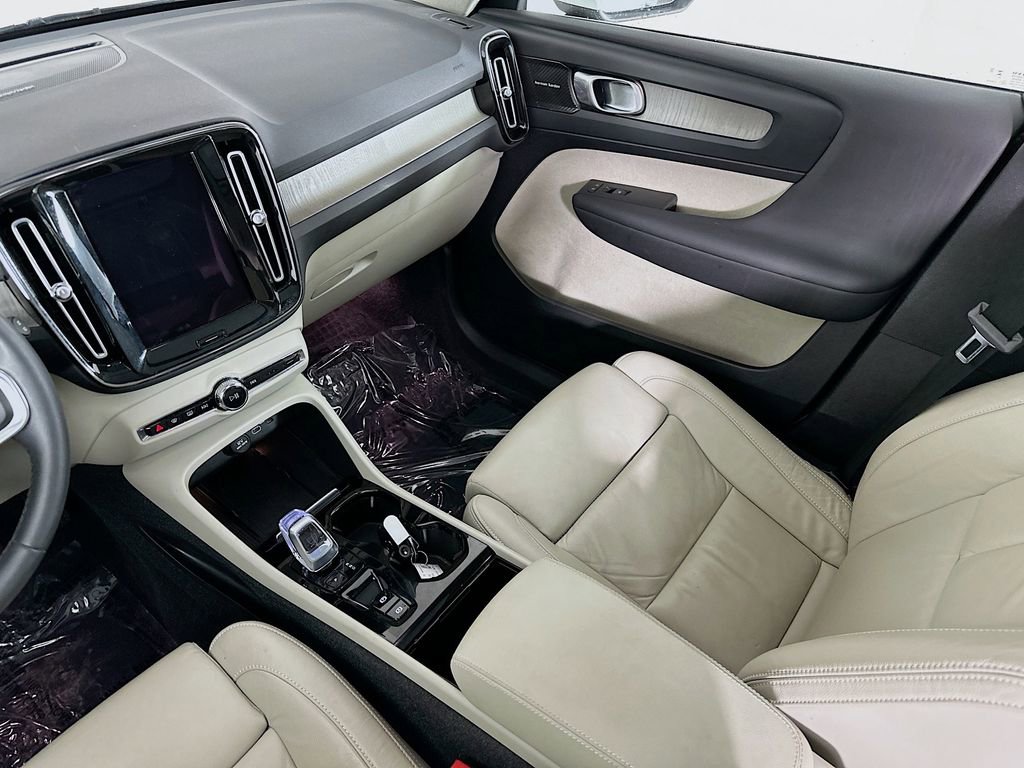 Used 2023 Volvo XC40 B5 Ultimate w/ Protection Package Premier image 31