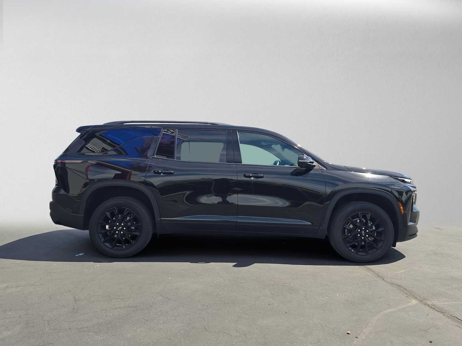 Used 2024 Chevrolet Traverse LT w/ Midnight/Sport Edition FWD image 2