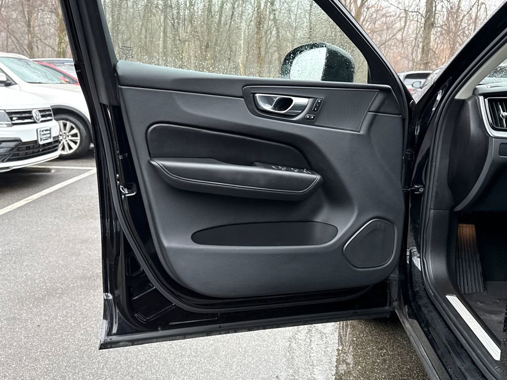 Used 2025 Volvo XC60 B5 Plus image 10