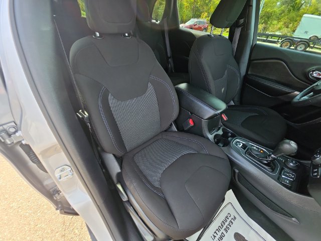 Used 2019 Jeep Cherokee Latitude w/ Popular Appearance Group AWD/4WD image 26
