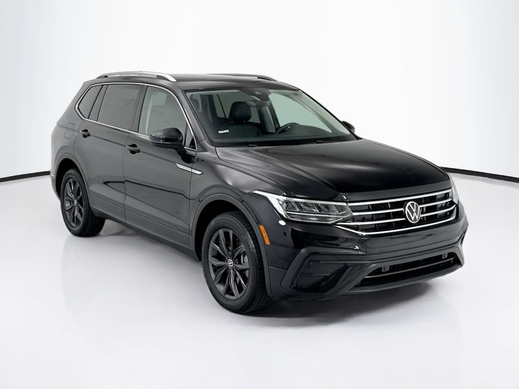 Used 2023 Volkswagen Tiguan SE w/ Panoramic Sunroof Package FWD image 3