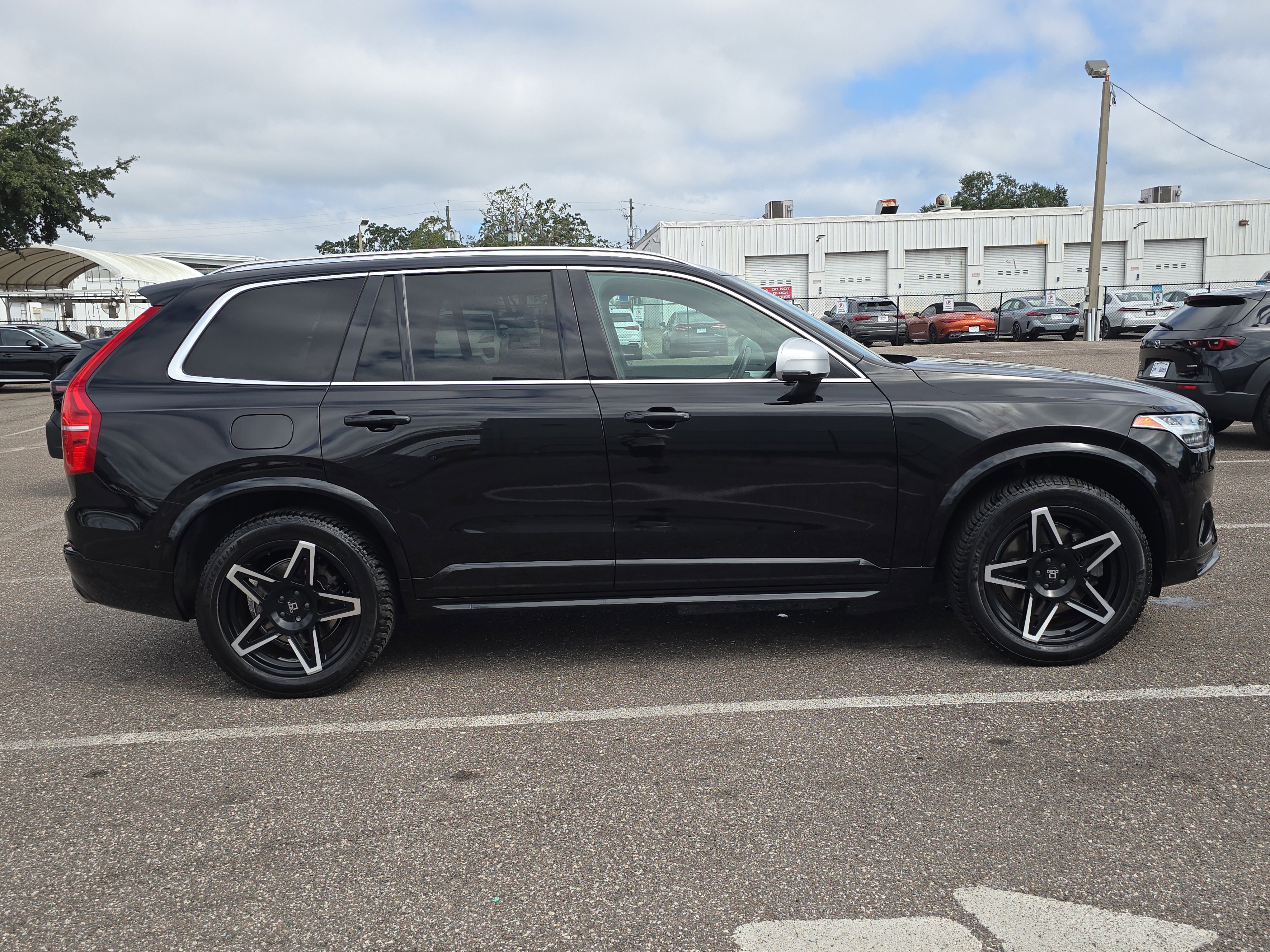 Used 2016 Volvo XC90 T8 R-Design w/ Vision Package image 4