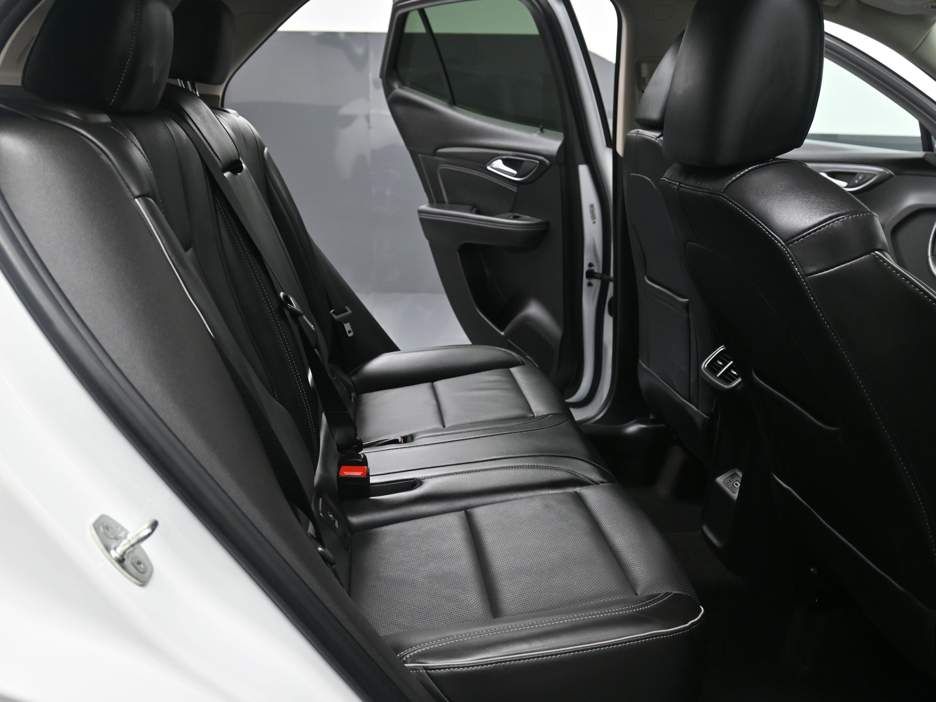 Used 2023 Buick Envision Essence image 27