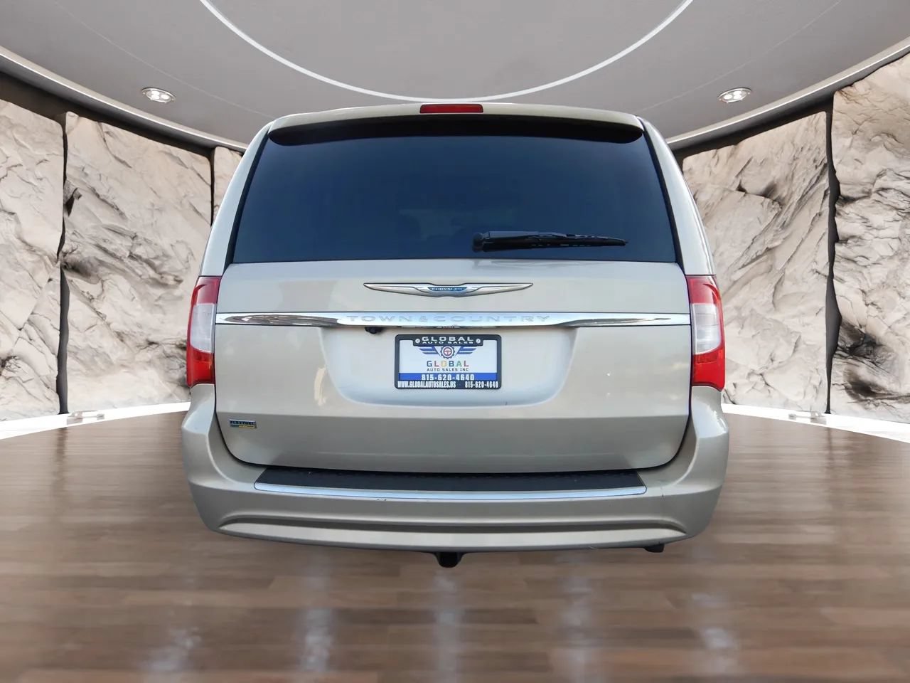 Used 2013 Chrysler Town & Country Touring FWD image 7