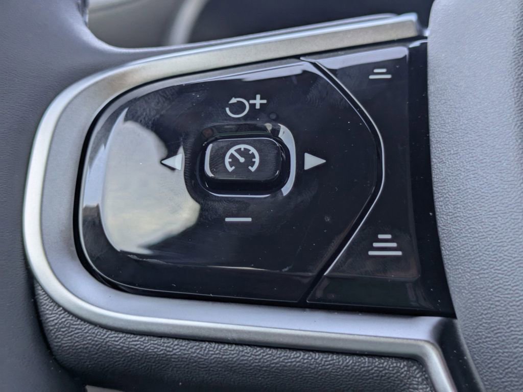 New 2025 Volvo XC90 B6 Core w/ Climate Package image 27