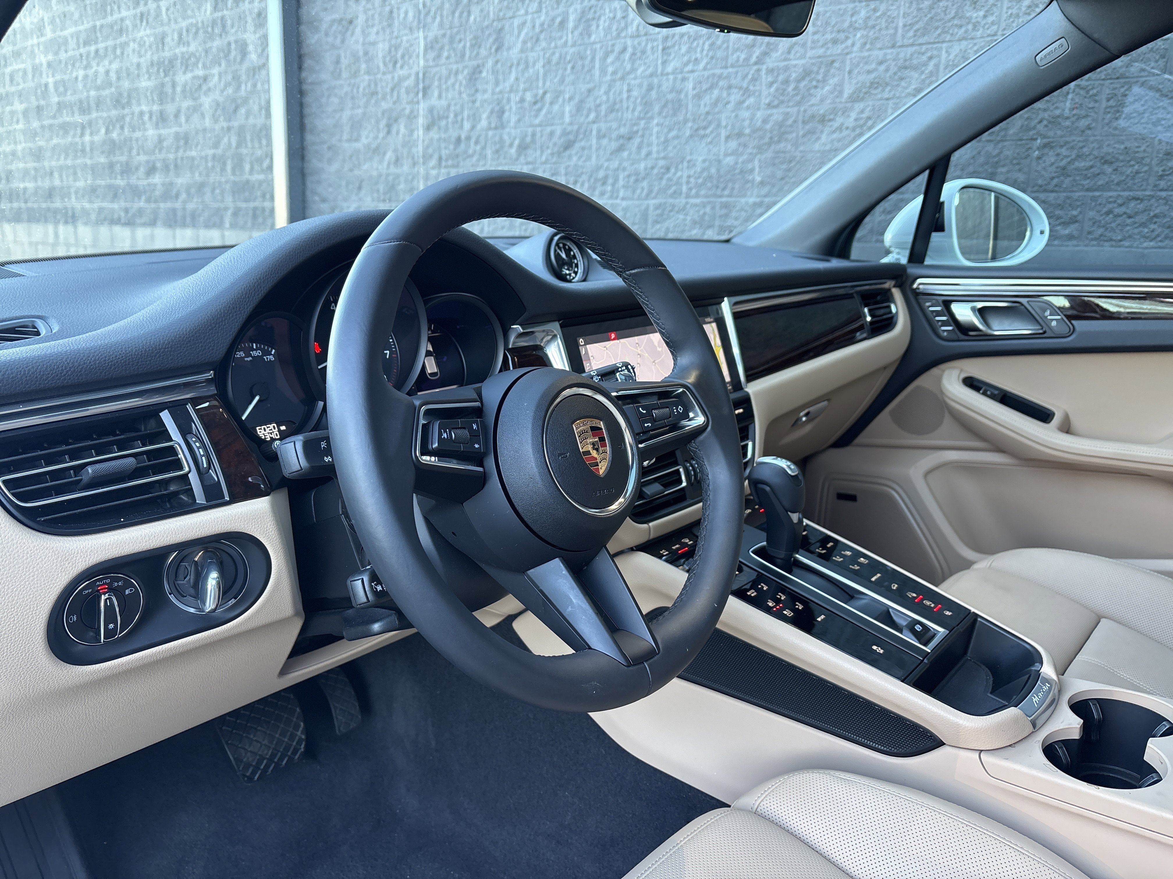 Certified 2025 Porsche Macan image 4