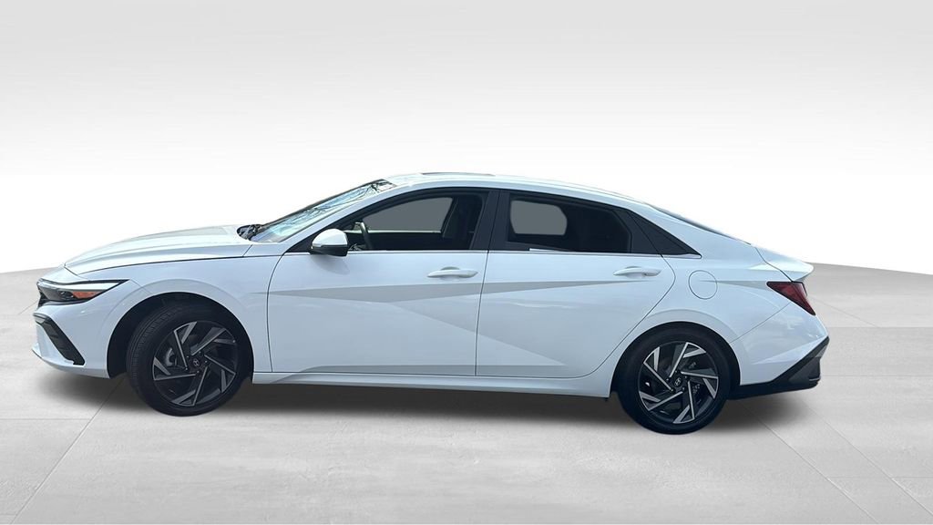 Used 2025 Hyundai Elantra Limited FWD image 4