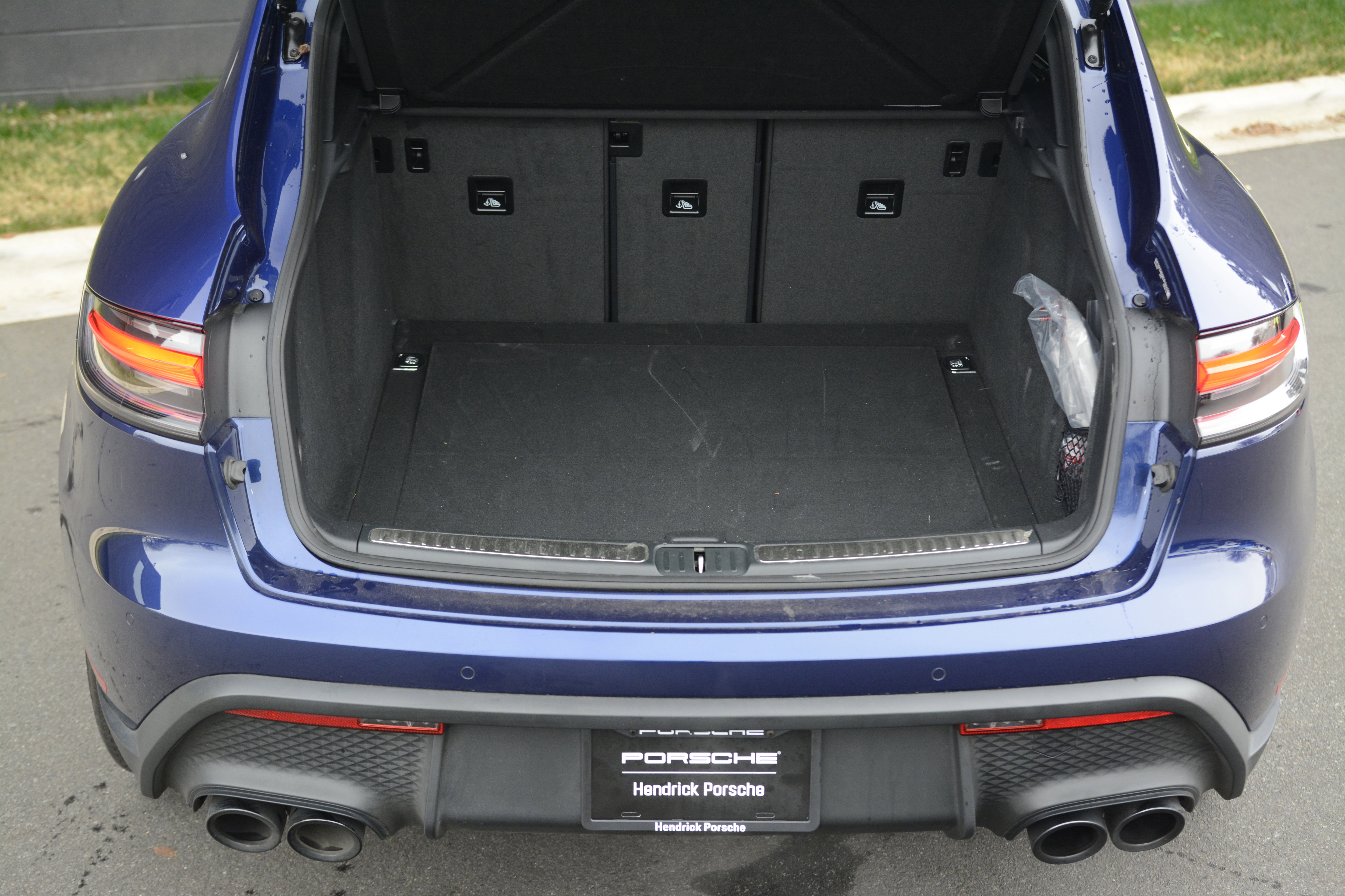 Certified 2025 Porsche Macan AWD/4WD image 39