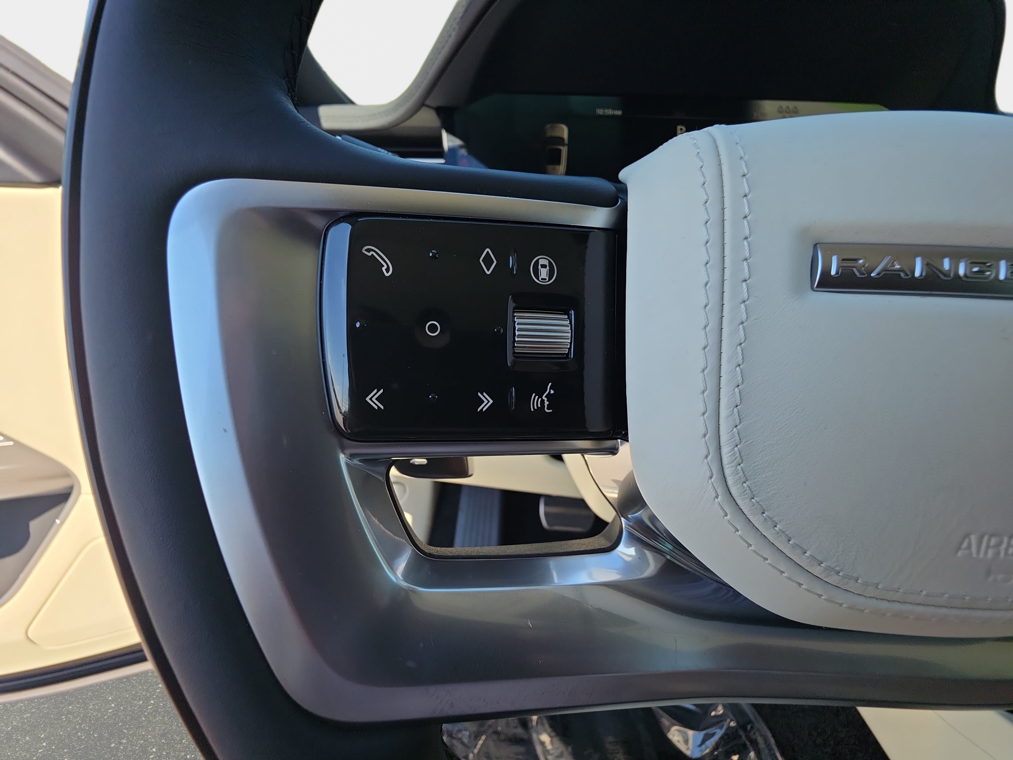 New 2026 Land Rover Range Rover Long Wheelbase SE AWD/4WD image 19
