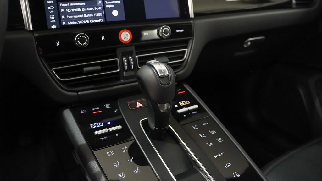 Used 2025 Porsche Macan AWD/4WD image 33