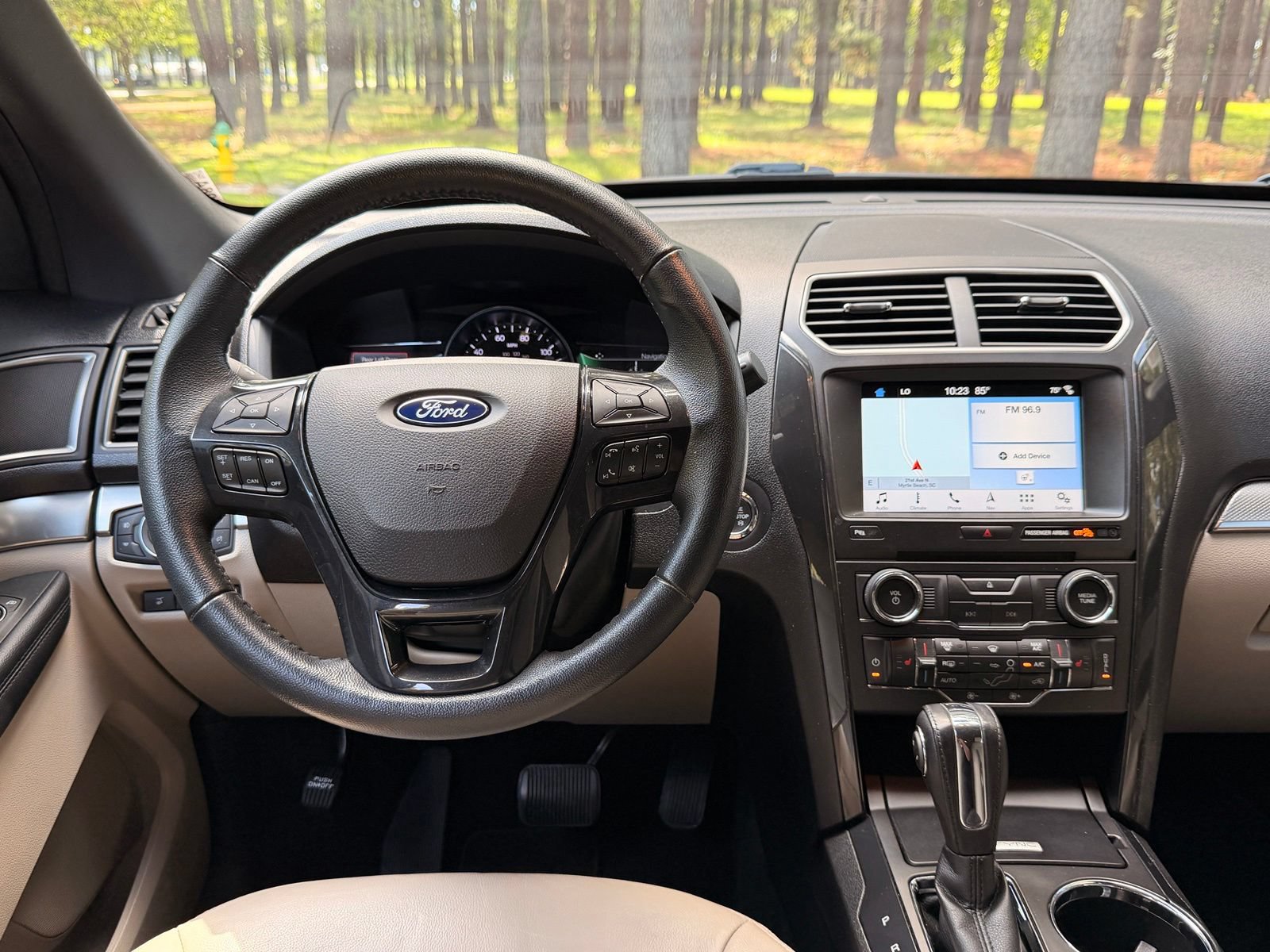 Used 2018 Ford Explorer XLT w/ Equipment Group 202A FWD image 3