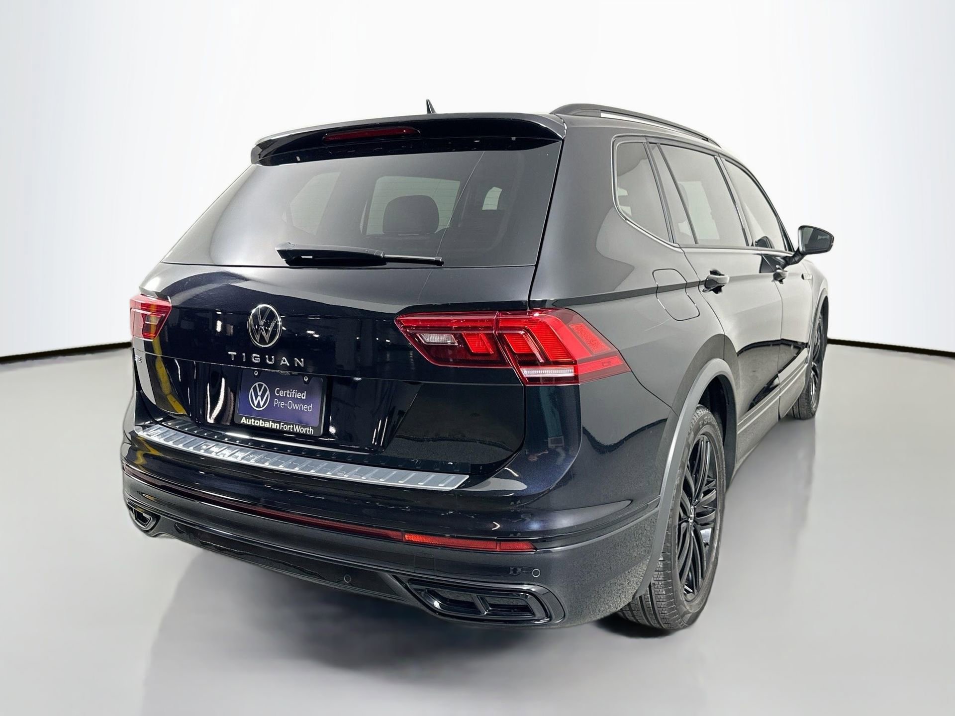 Certified 2022 Volkswagen Tiguan SE R-Line image 5