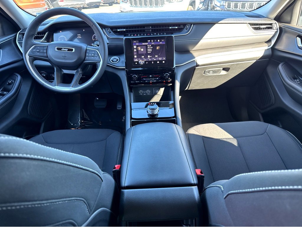 Used 2023 Jeep Grand Cherokee Laredo image 13