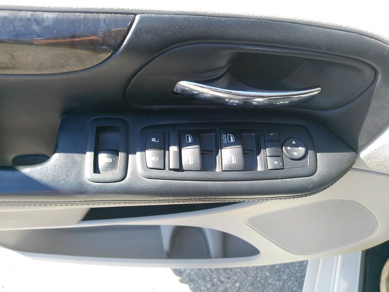 Used 2012 Dodge Grand Caravan SXT w/ Entertainment Group 1 FWD image 31