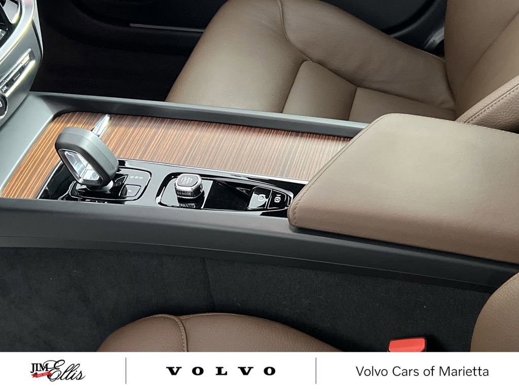 Used 2025 Volvo V60 B5 Cross Country Plus image 21