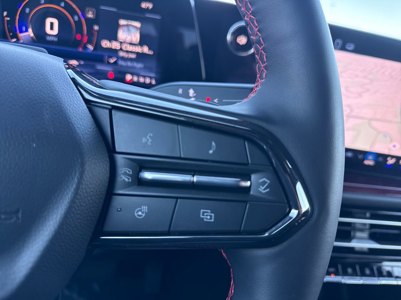 Used 2025 Chevrolet Traverse RS image 28