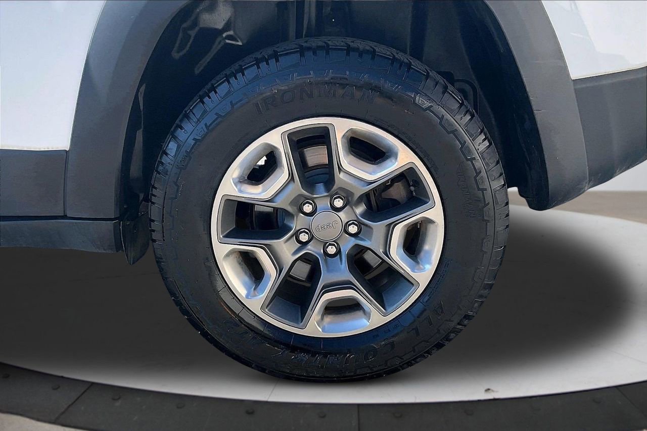 Used 2019 Jeep Cherokee Trailhawk w/ Comfort/Convenience Group image 35