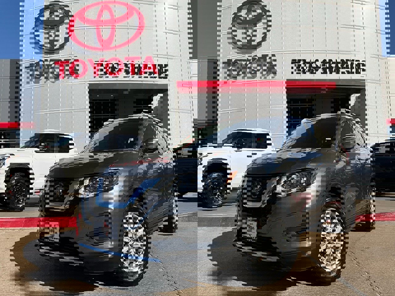 Used 2018 Nissan Rogue SV image 2