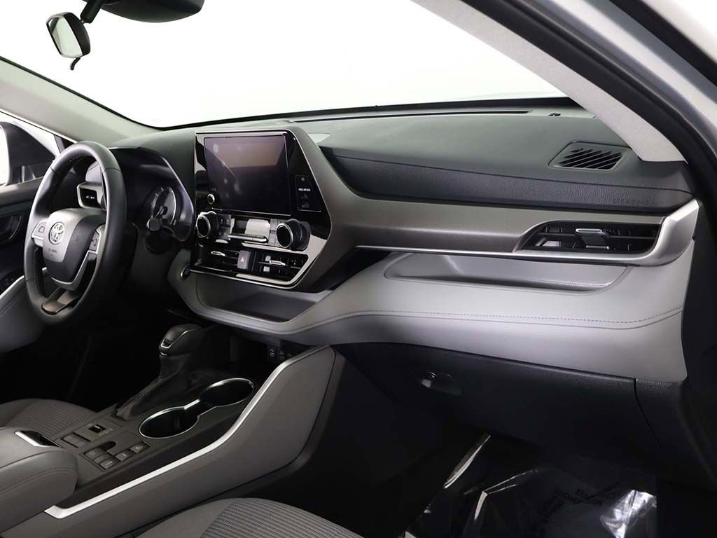 Used 2024 Toyota Highlander LE AWD/4WD image 27