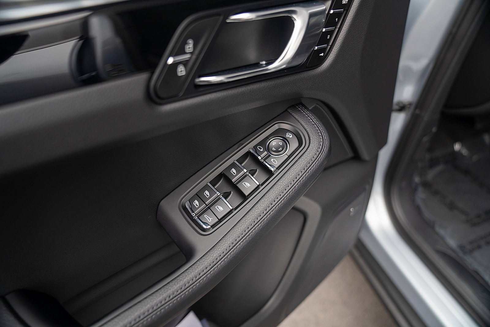 Certified 2026 Porsche Macan AWD/4WD image 18