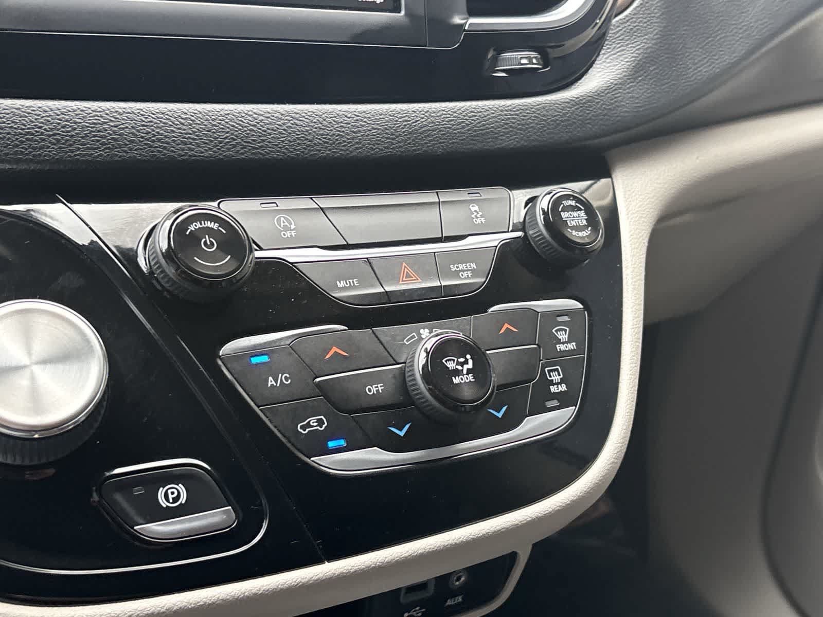 Certified 2020 Chrysler Voyager Lxi FWD image 23