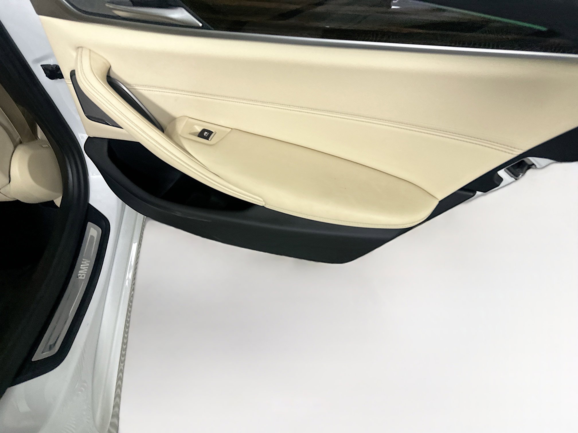 Used 2023 BMW 530e w/ Premium Package RWD image 31