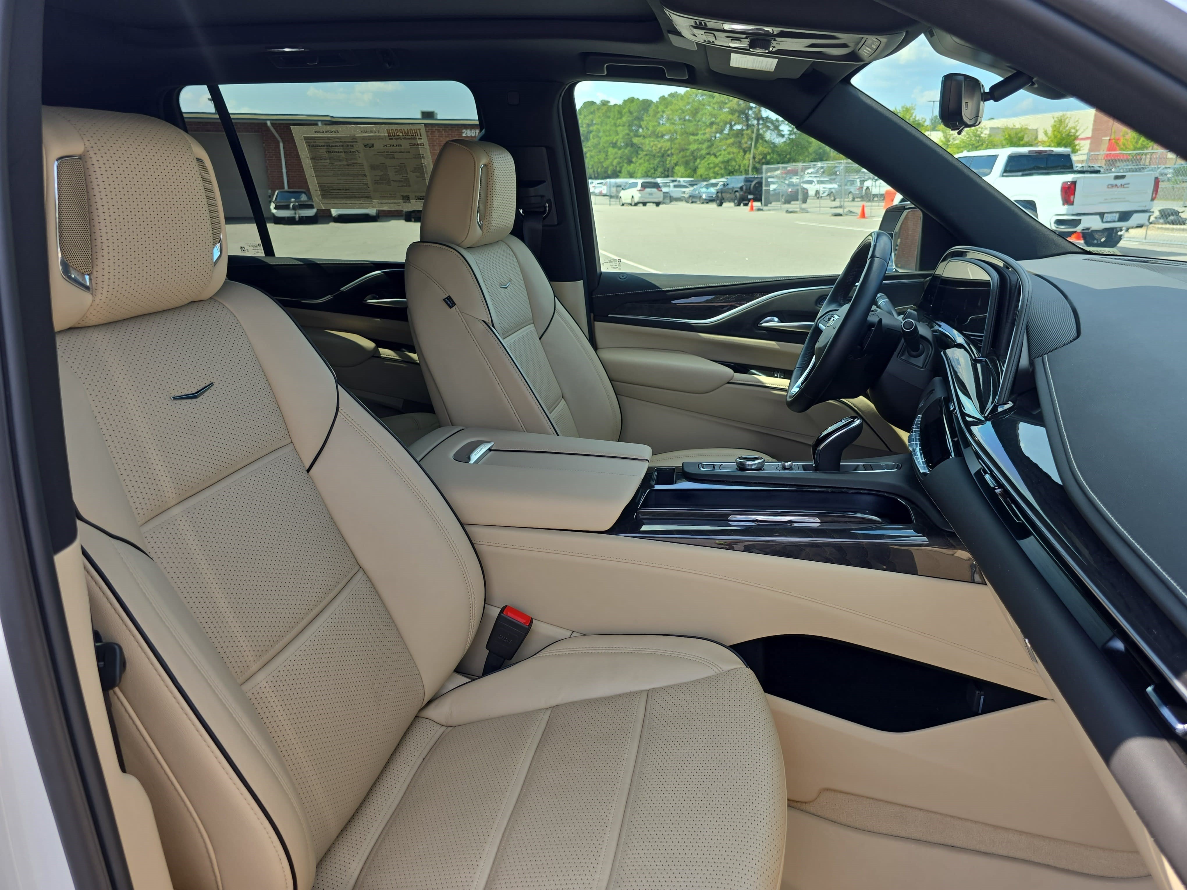 Used 2024 Cadillac Escalade ESV Premium Luxury w/ Performance Package AWD/4WD image 10