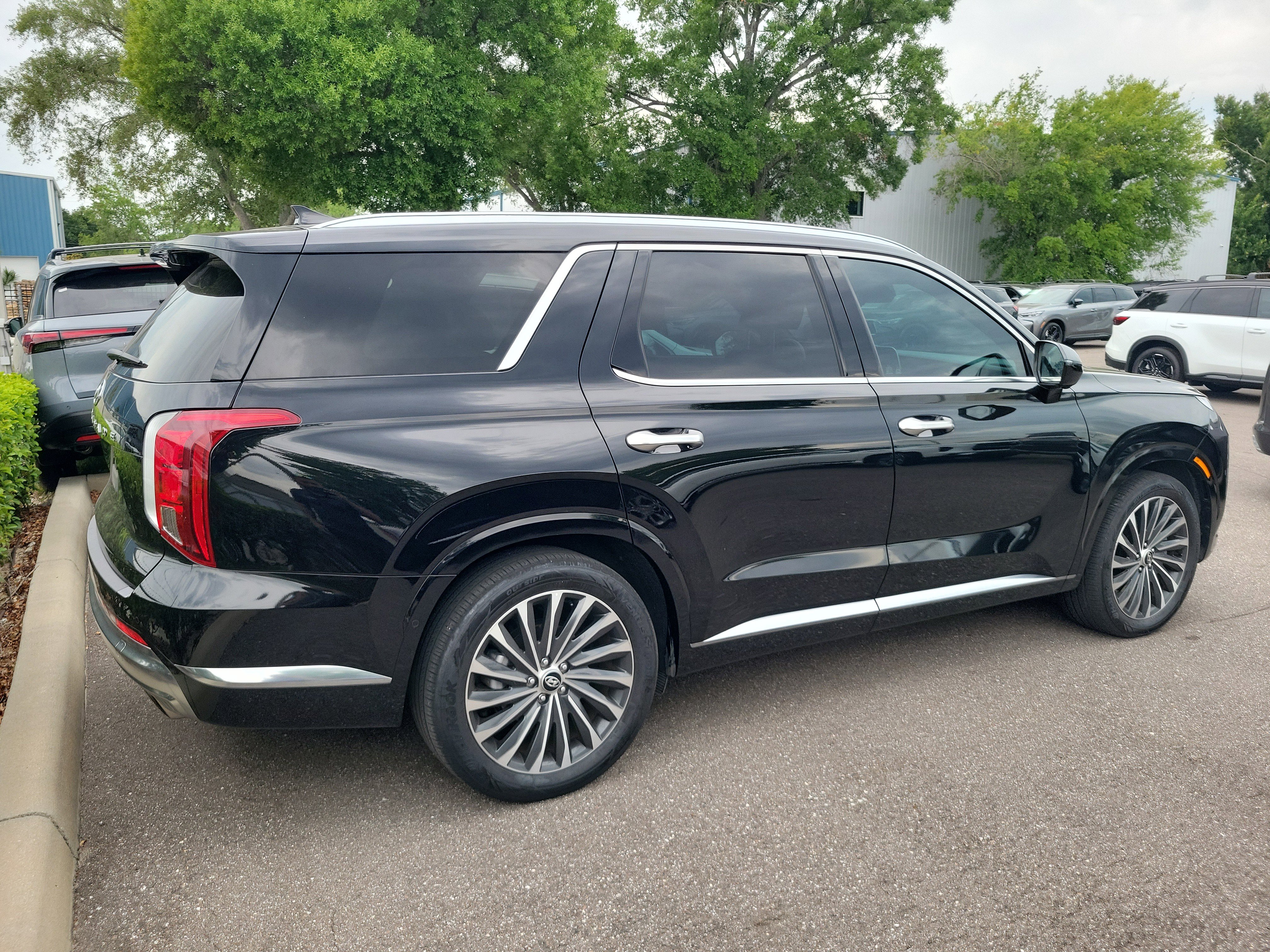 Used 2023 Hyundai Palisade Calligraphy w/ Cargo Package FWD image 3