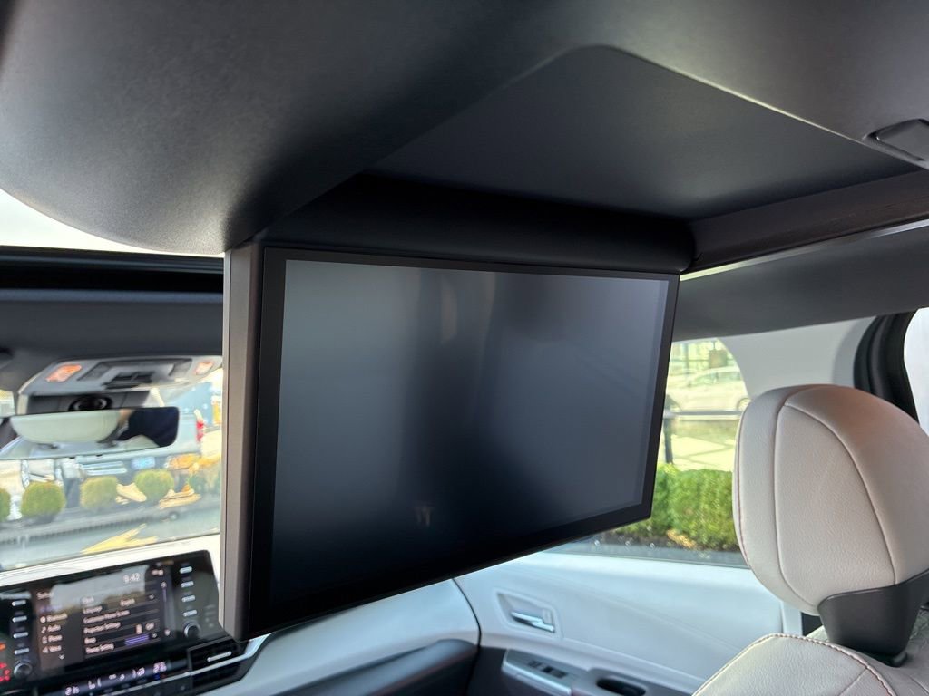 Used 2021 Toyota Sienna XSE image 18
