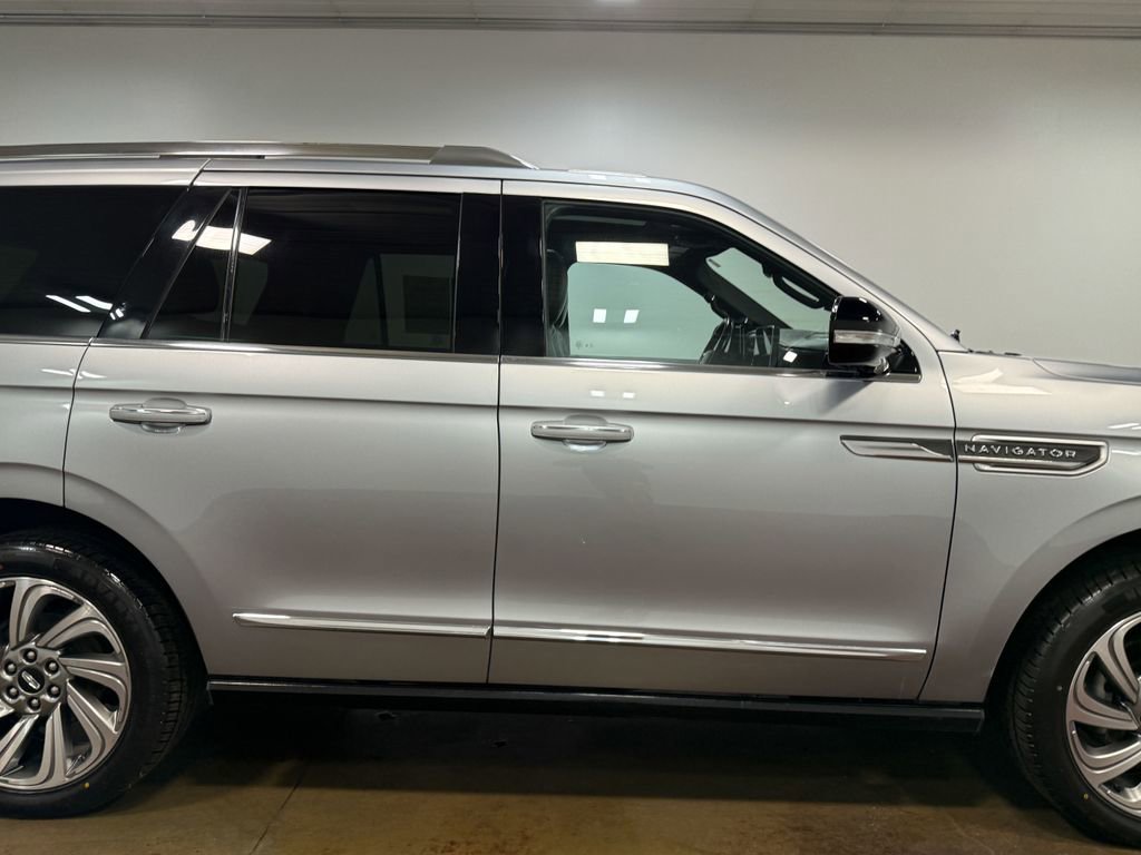 Used 2023 Lincoln Navigator Reserve image 32
