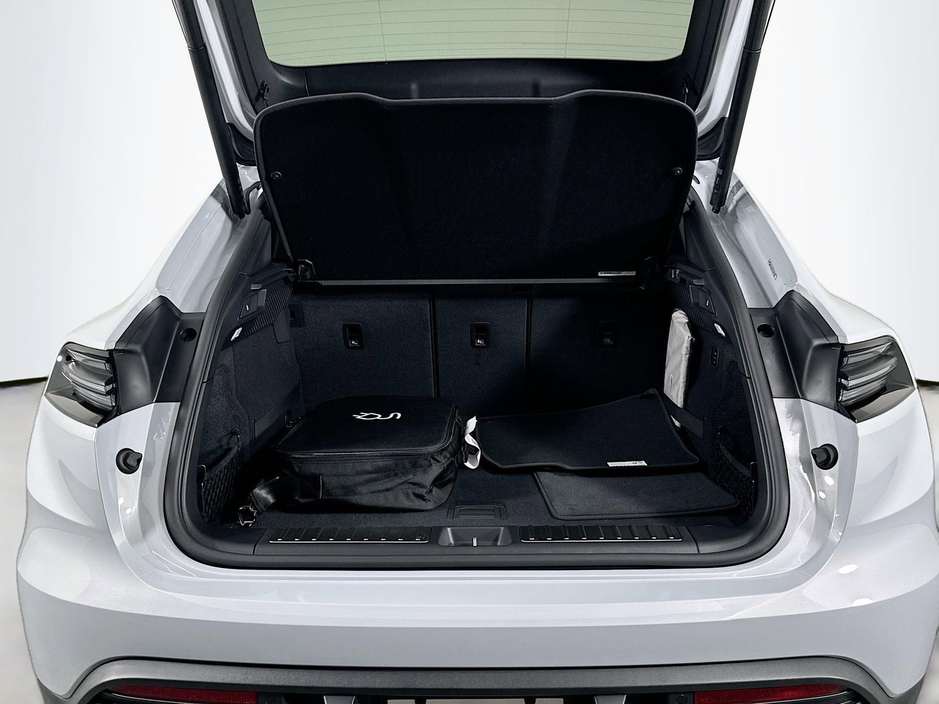 Certified 2025 Porsche Macan 4 Electric image 37