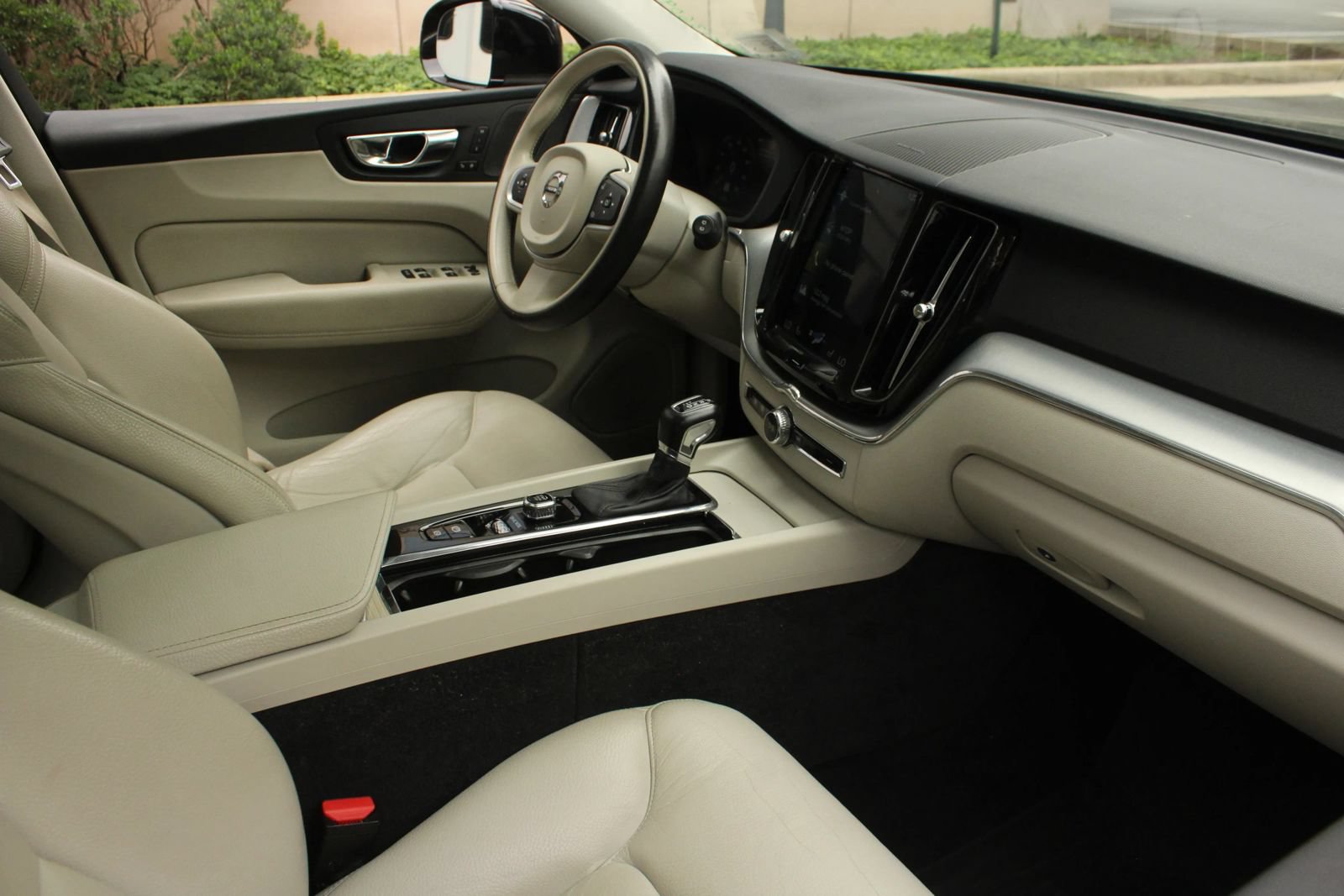 Used 2019 Volvo XC60 T5 Momentum w/ Multimedia Package AWD/4WD image 28