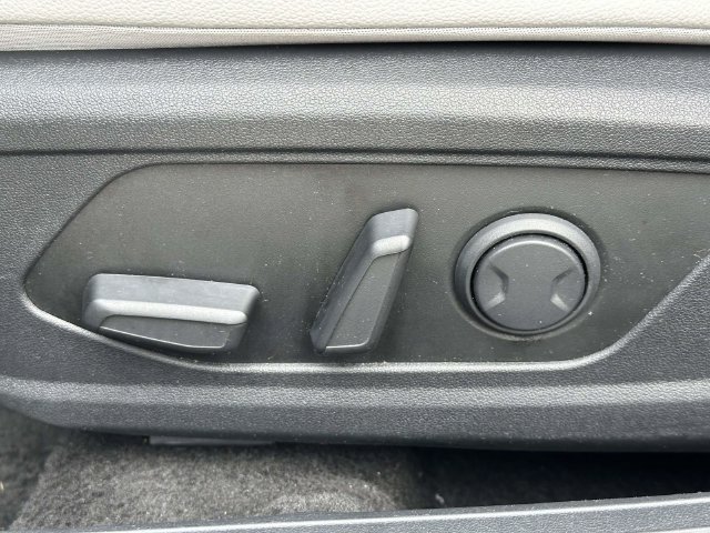Used 2025 Hyundai Elantra Limited FWD image 24
