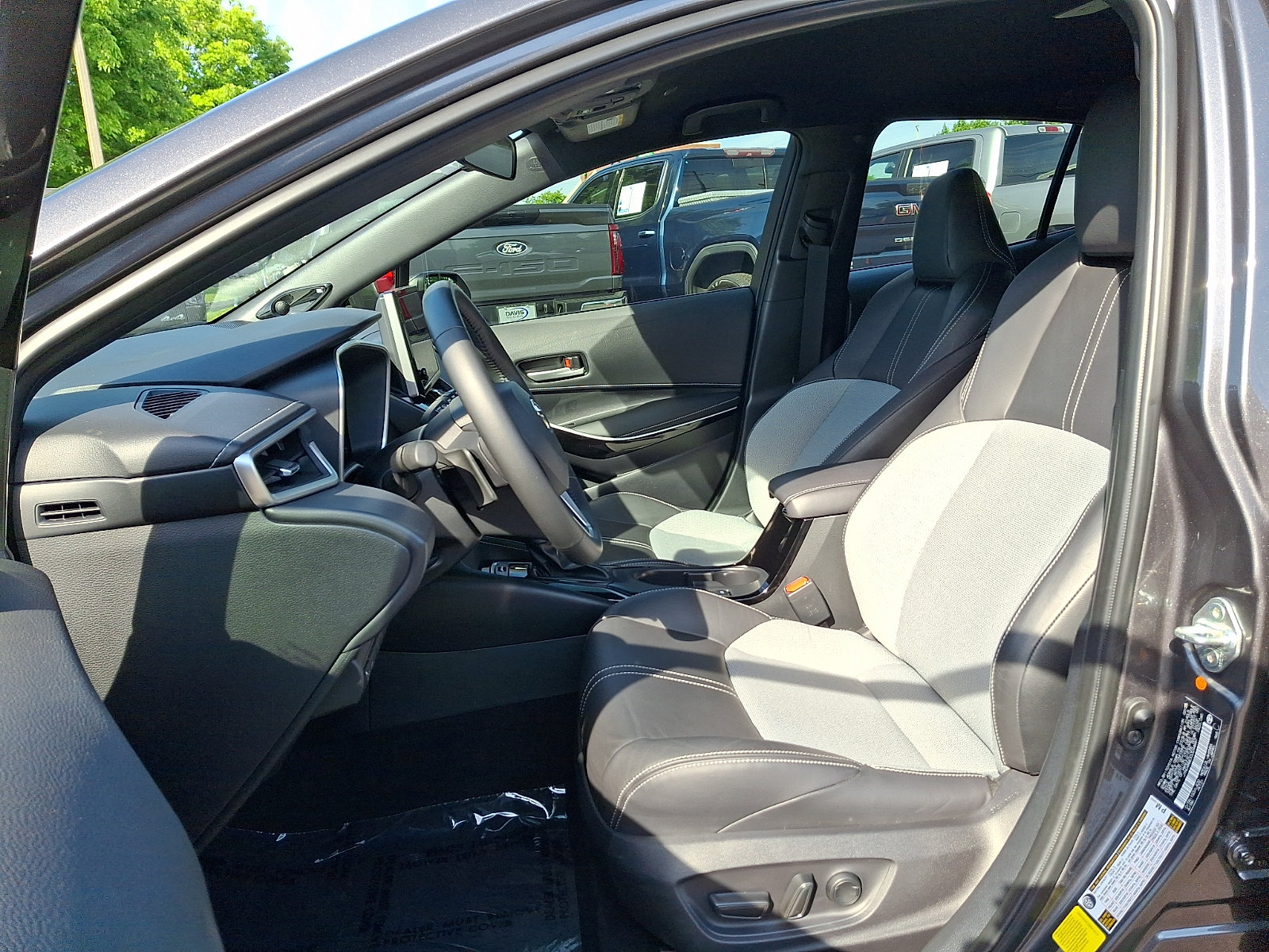 Used 2025 Toyota Corolla XSE FWD image 13
