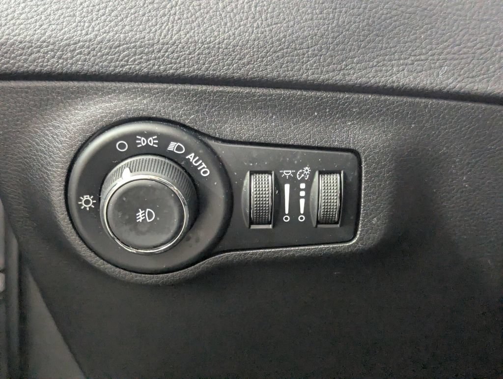 Used 2018 Jeep Compass Latitude w/ Cold Weather Group AWD/4WD image 13