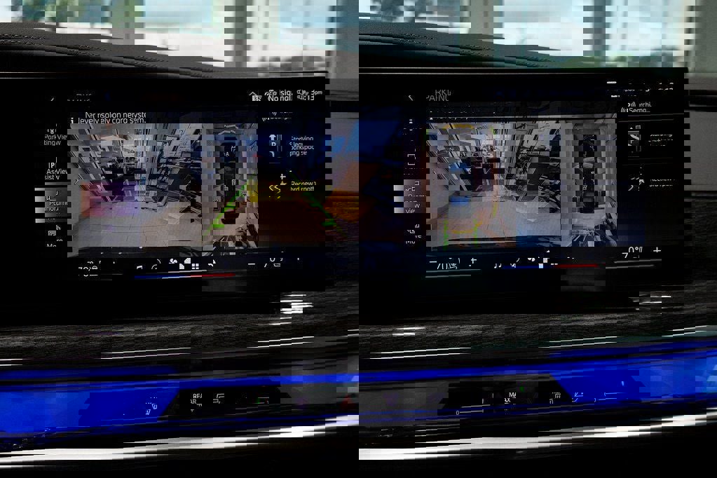 Used 2025 BMW i7 eDrive50 w/ Premium Package image 32