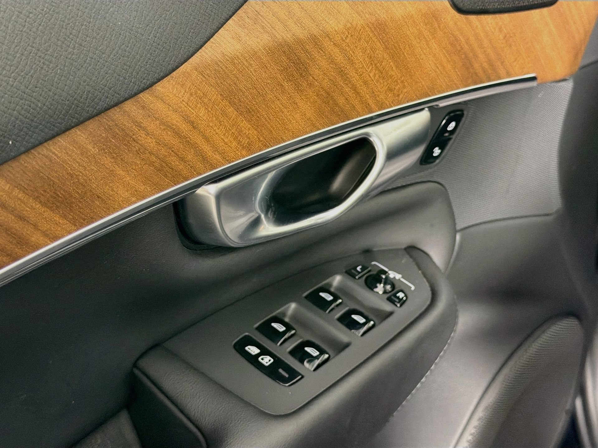 Certified 2024 Volvo XC90 B5 Plus AWD/4WD image 18