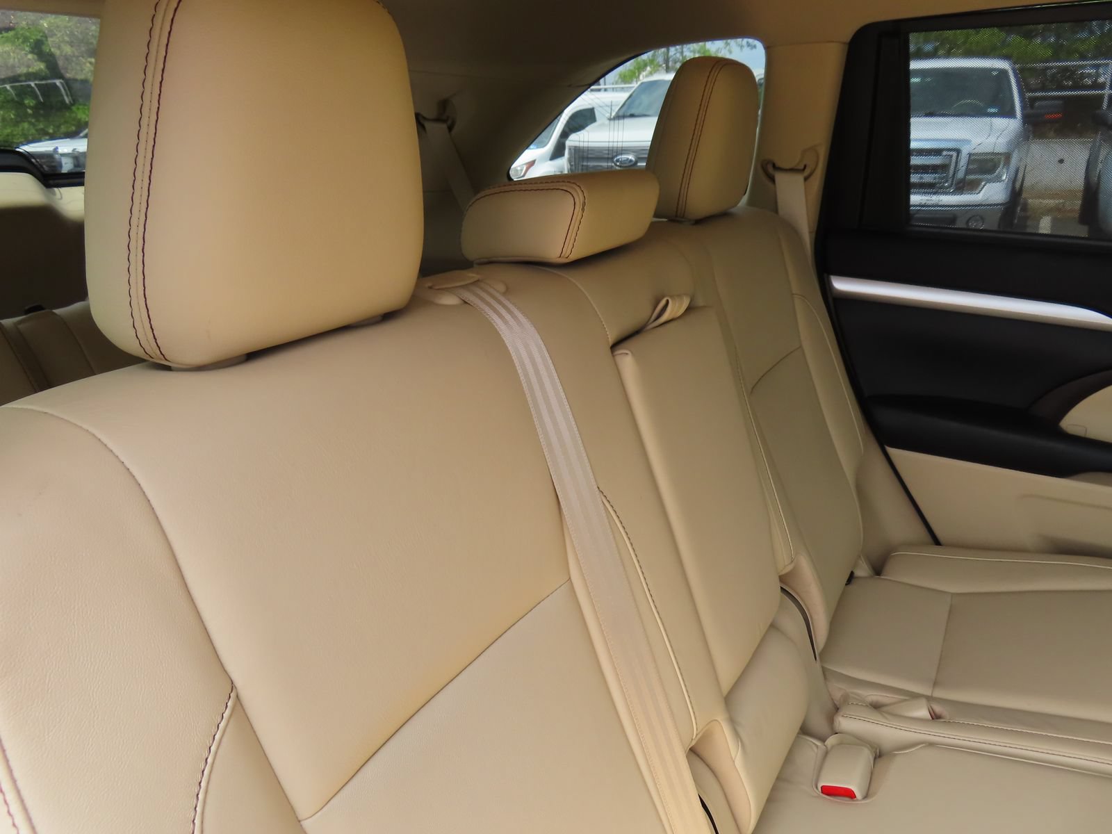 Used 2018 Toyota Highlander XLE w/ Carpet Mat Package (TMS) AWD/4WD image 37