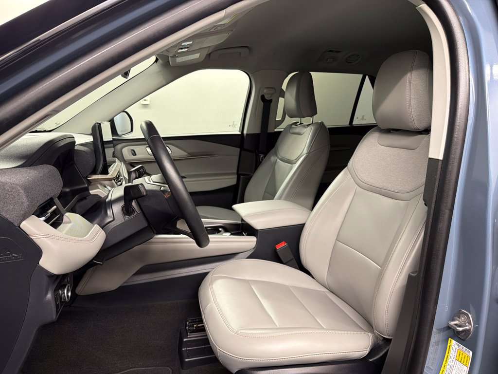 Used 2025 Ford Explorer Active w/ Active Comfort Package AWD/4WD image 26
