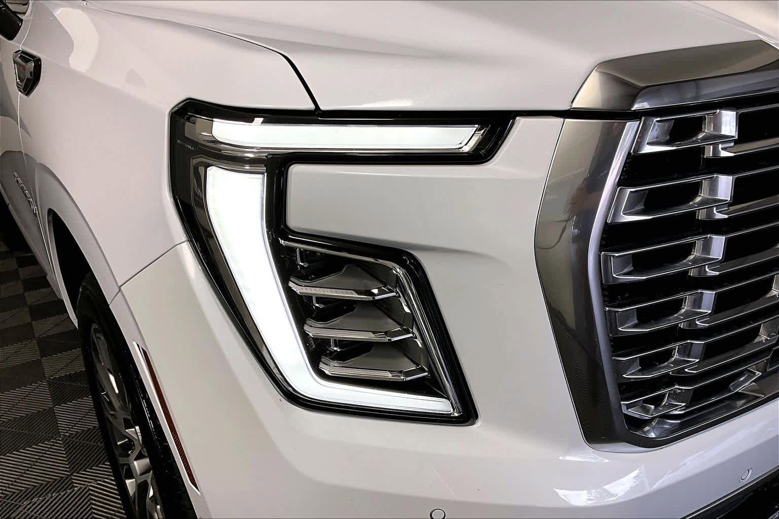 Used 2026 GMC Yukon Denali w/ Sun & Power Step Package AWD/4WD image 28