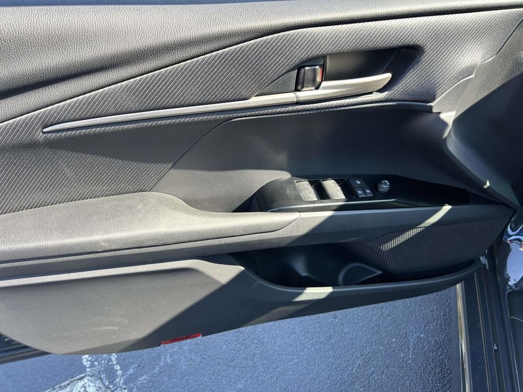 New 2026 Toyota Camry Hybrid FWD image 15