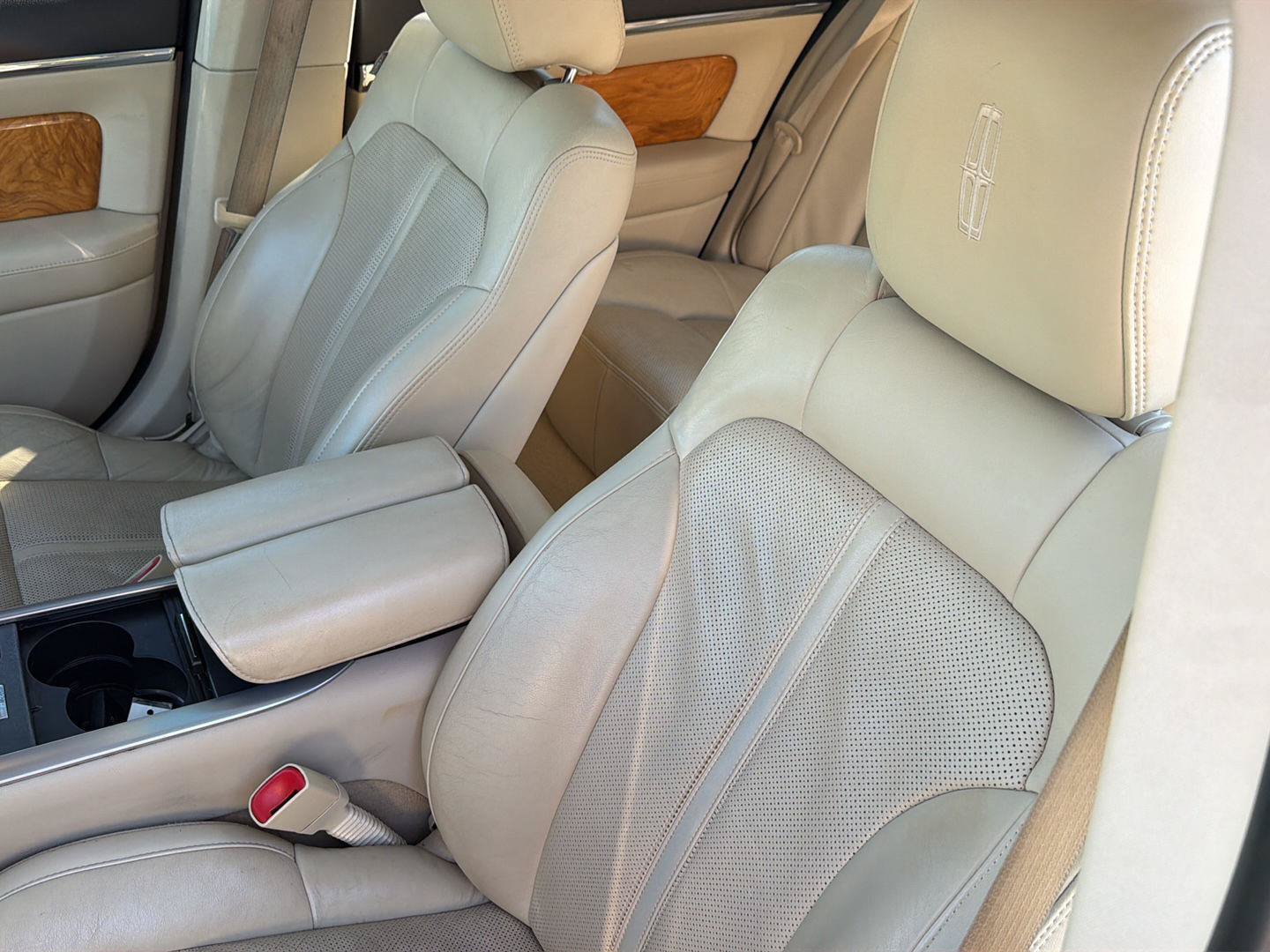 Used 2010 Lincoln MKS FWD image 33