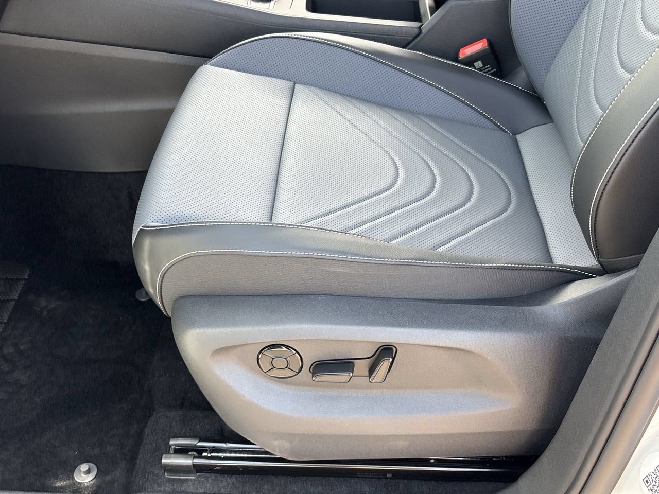 New 2026 Volkswagen Tiguan SE R-Line FWD image 16
