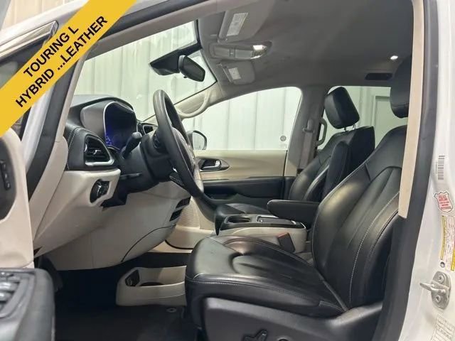 Used 2023 Chrysler Pacifica Touring-L image 9